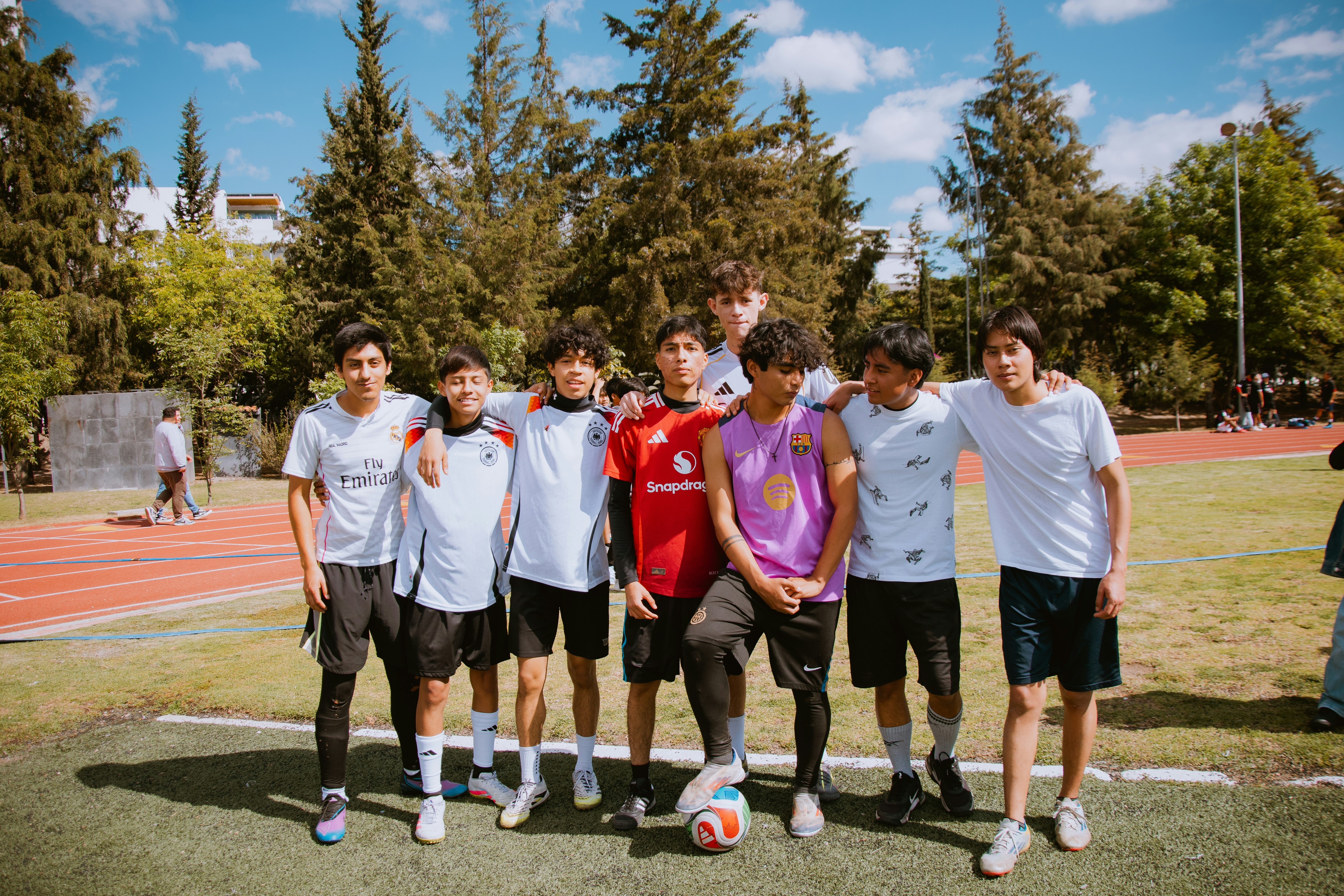 巴萨临时更换发布会人选，德容让位马丁内斯